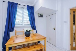 Dining - Driveway | Modern Home In Altrincham | Sleeps 7 (Altrincham)