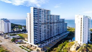 A high-rise hotel with multiple floors, a central courtyard, and a view of the sea. - Exclusive Apartment Seaview - Samaria Club Playa (Gaira)