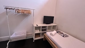 1 bedroom, desk, WiFi (free), bed sheets - Budget Single Room in CBD (Adelaide)