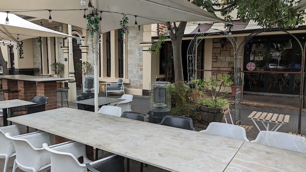 Outdoor dining - Budget Single Room in CBD (Adelaide)