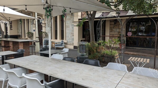 Outdoor dining - Budget Single Room in CBD (Adelaide)