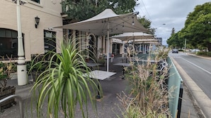 Outdoor dining - Budget Single Room in CBD (Adelaide)