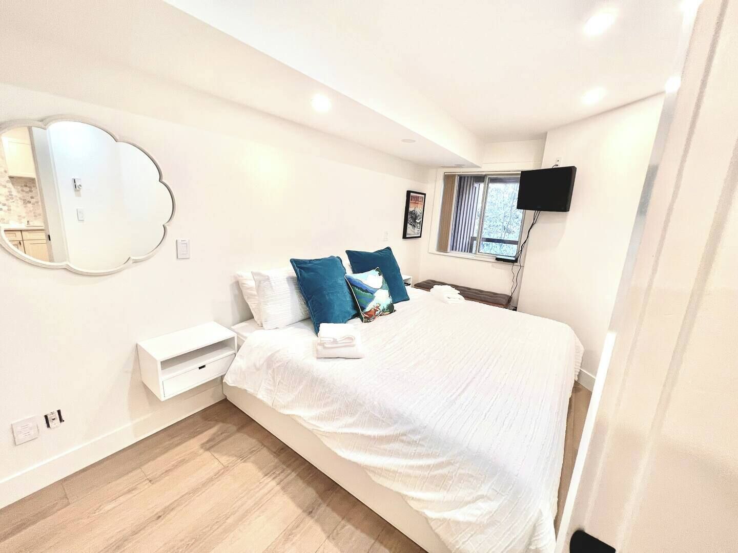 2 slaapkamers, een bureau, een strijkplank/strijkijzer, reisbedje