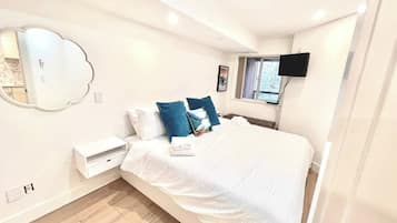 2 slaapkamers, een bureau, een strijkplank/strijkijzer, reisbedje