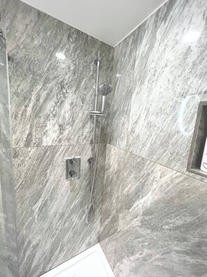 Shower, hair dryer, towels, soap - 2 bedroom Whistler's Village Washer Dryer- Sleeps 6- Renovated Modern Finishes (Whistler)