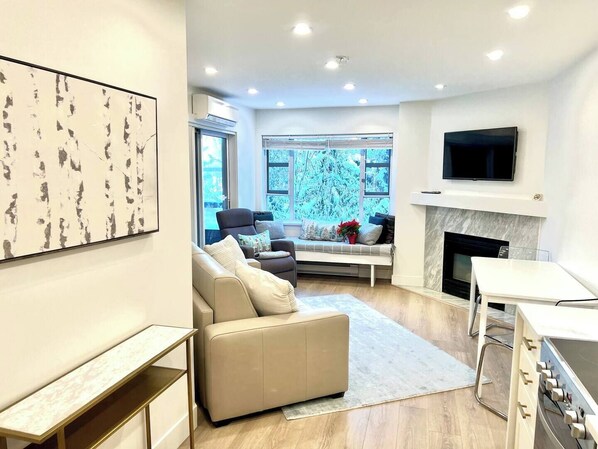 Smart TV, chimenea y estéreo 