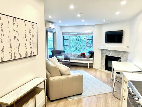 2 bedroom Whistler's Village Washer Dryer- Sleeps 6- Renovated Modern Finishes