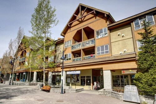 2 bedroom Whistler's Village Washer Dryer- Sleeps 6- Renovated Modern Finishes