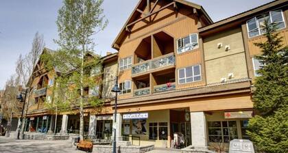 2 bedroom Whistler's Village Washer Dryer- Sleeps 6- Renovated Modern Finishes