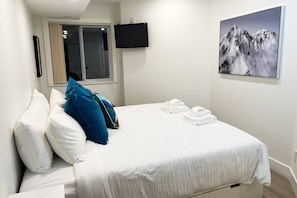 2 bedrooms, desk, iron/ironing board, travel crib
