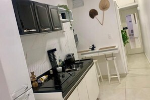 Réfrigérateur, micro-ondes, plaque de cuisson, cafetiÚre/bouilloire
