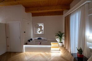 Superior-huone, parveke, kaupunkinäköala | Tallelokero huoneessa, työpöytä, äänieristys, ilmainen Wi-Fi