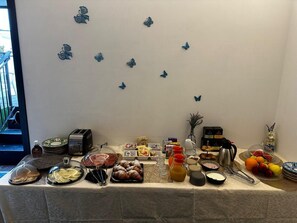 Tägliches inbegriffenes kontinentales Frühstück