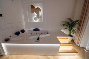 Superior kamer, balkon, uitzicht op stad | Een kluis op de kamer, een bureau, geluiddichte muren, gratis wifi