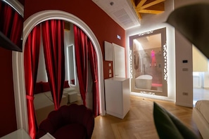 Tallelokero huoneessa, työpöytä, äänieristys, ilmainen Wi-Fi