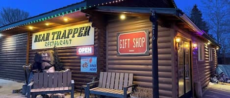 2 restoran, sarapan dihidangkan