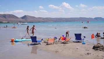 Una spiaggia nelle vicinanze