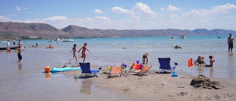 Una spiaggia nelle vicinanze