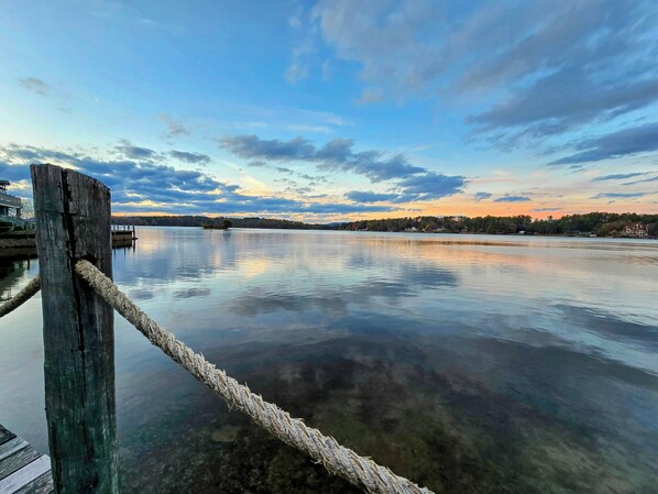 Un lac paisible avec une jetée en bois et une corde attachée à un poteau.