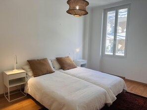 2 bedrooms, internet, bed sheets