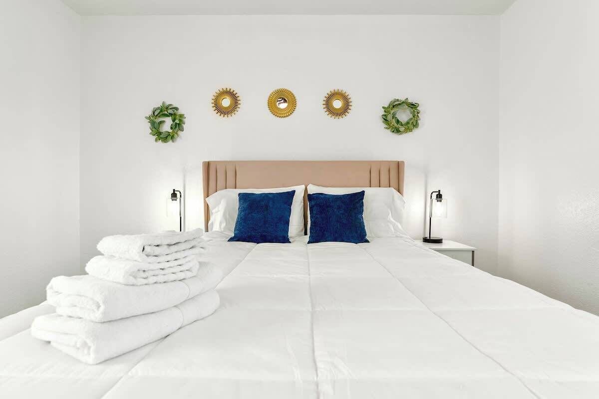 2 bedrooms, iron/ironing board, WiFi, bed sheets