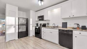 Geladeira, micro-ondas, fogão, cooktop