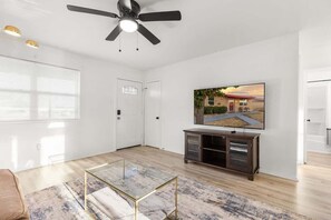 Una televisión, una oficina