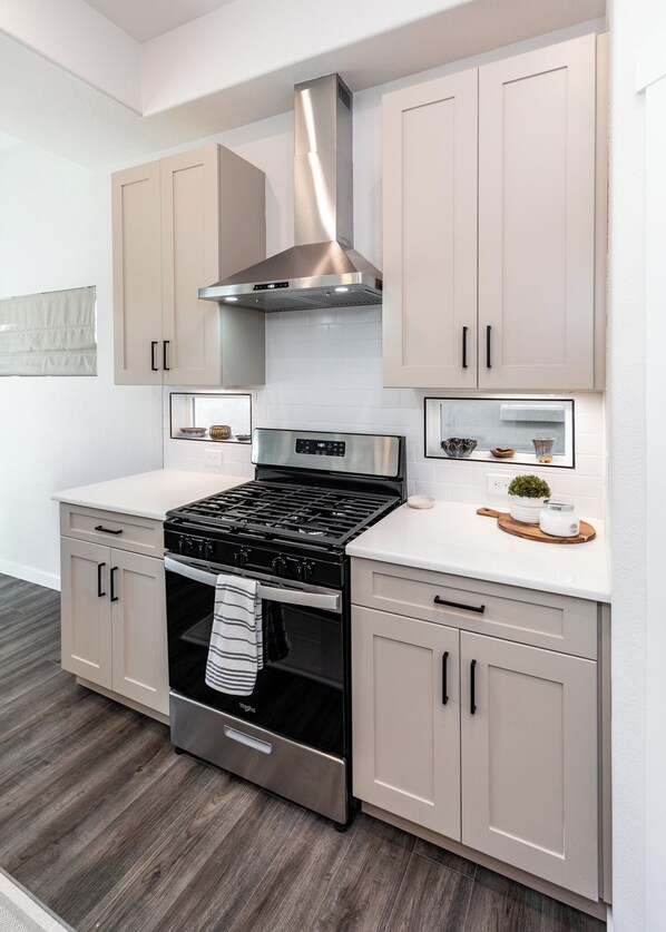 Micro-ondes, four, plaque de cuisson, lave-vaisselle