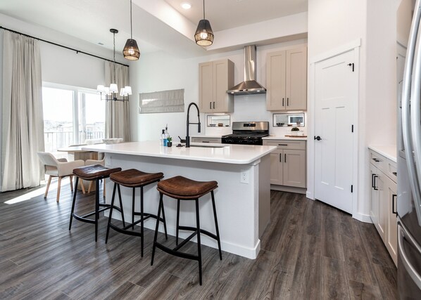 Microwave, oven, stovetop, dishwasher - Luxury AFA 3 BED Getaway with Mt. Views (Colorado Springs)