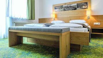 Chambre Double Standard, balcon, vue montagne | Coffres-forts dans les chambres, bureau, rideaux occultants