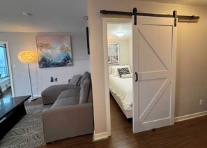 3 slaapkamers, een strijkplank/strijkijzer, wifi, beddengoed