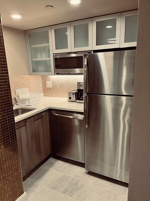 Réfrigérateur, micro-ondes, four, plaque de cuisson