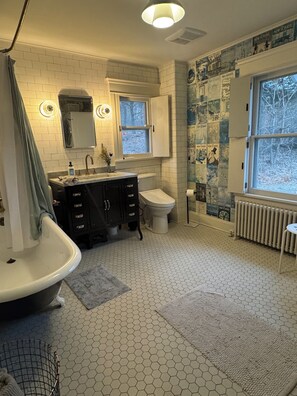 Een haardroger, handdoeken, zeep, toiletpapier