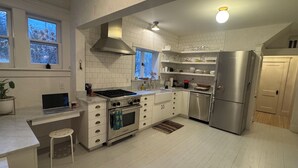 Kaffetrakter/tekoker, kjøleskap, mikrobølgeovn og ovn