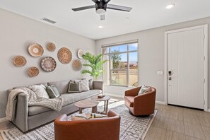 Smart TV, ping pong - PGA Signature Beauty! 4 Bed/4 En Suite Bath!  Walk to Stadium Course/Ernies! (La Quinta)