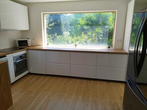 Een koelkast, een microgolfoven, een oven, een kookplaat