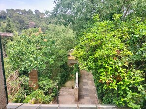 Property grounds - 4-bedroom family home on foot to city center (Aix-en-Provence)