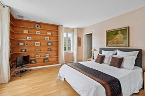 4 bedrooms, desk, iron/ironing board, Internet