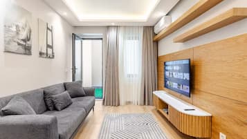 Appartamento familiare, 2 camere da letto, vista giardino | Area soggiorno | TV