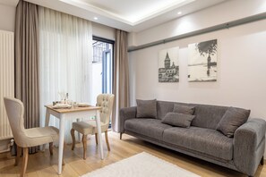 Economy Apartment, 1 Queen Bed with Sofa bed, Garden View, 1 bedroom, 1 living room | 거실 공간 | TV