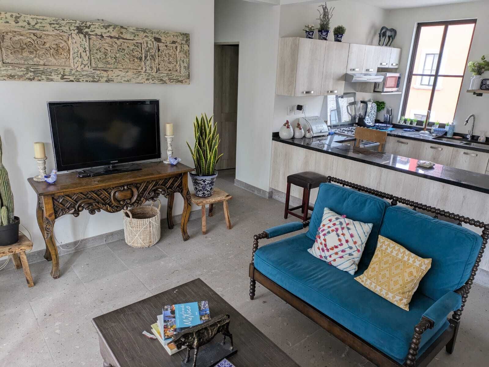 Departamento estándar | Área de sala de estar | Smart TV de 60 pulgadas con canales digitales y Netflix 