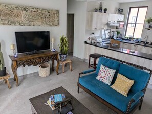 标准公寓 | 起居区 | 60-英寸智能电视(配备数码频道)、Netflix、流媒体服务