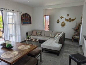 Departamento Confort, vista al patio | Área de sala de estar | Smart TV de 60 pulgadas con canales digitales y Netflix 