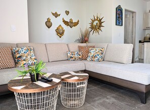 Departamento Confort, vista al patio | Área de sala de estar | Smart TV de 60 pulgadas con canales digitales y Netflix 