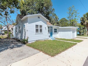 Exterior - Charming 3BR Home in Clearwater (Clearwater)