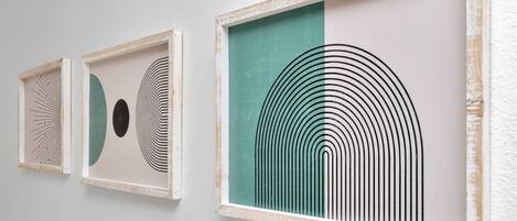 Tres obras de arte enmarcadas en una pared.