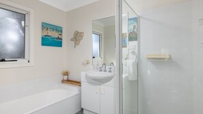 Douche, sèche-cheveux, serviettes fournies
