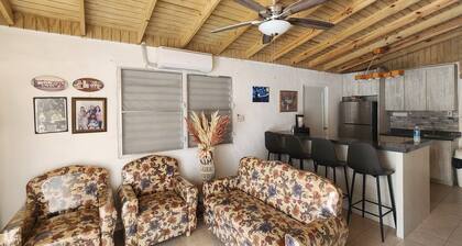 Cerca de la Parguera, Cabo Rojo, Guanica, Playa Santa. Restaurante cerca