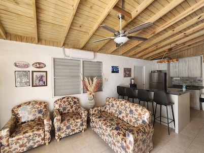 Cerca de la Parguera, Cabo Rojo, Guanica, Playa Santa. Restaurante cerca