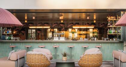 Spacious Charleston Studio | King Bed + Lounge